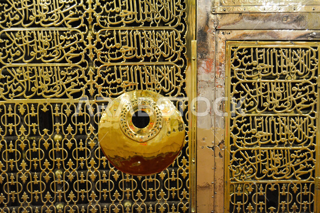 الديكور والتصميم الداخلي على الطراز الاسلامي، معلم ومكان ديني مقدس في المملكة العربية السعودية, زيارة الروضة المشرفة في المسجد النبوي في المدينة المنورة، صورة مقربة للحجرة النبوية الشريفة, العبادة والتقرب إلى الله