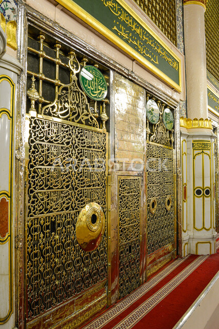 المسجد النبوي في المدينة المنورة، صورة من الجانب للواجهة النبوية الشريفة لقبر رسول الله, زيارة الروضة المشرفة, الديكور والتصميم الداخلي على الطراز الاسلامي، مكان ومعلم ديني مقدس في المملكة العربية السعودية, العبادة والتقرب إلى الله