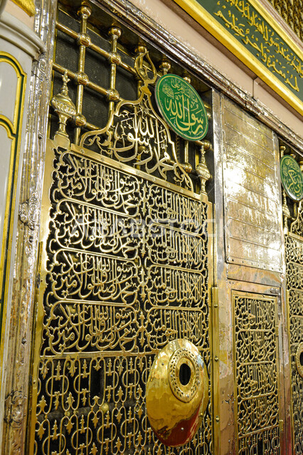 زيارة الروضة المشرفة في المسجد النبوي في المدينة المنورة، الديكور والتصميم الداخلي على الطراز الاسلامي، معلم ومكان ديني مقدس في المملكة العربية السعودية, صورة مقربة لقبر رسول الله في الحجرة النبوية الشريفة, العبادة والتقرب إلى الله