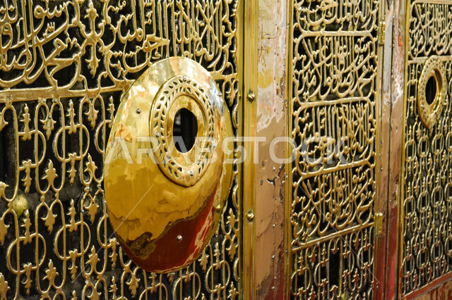 معلم ومكان ديني مقدس في المملكة العربية السعودية, زيارة الروضة المشرفة في المسجد النبوي في المدينة المنورة، صورة مقربة للحجرة النبوية الشريفة, الديكور والتصميم الداخلي على الطراز الاسلامي، العبادة والتقرب إلى الله