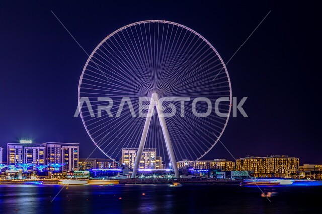 دولاب هواء عين دبي في جزيرة بلو ووترز، معلم سياحي مشهور على شاطئ جميرا، انشطه وفعاليات ترفيهيه عائليه وشبابيه ممتعه في وقت الليل، ساحل الخليج العربي في الامارات العربيه المتحده، جذب واستقطاب السياح من جميع انحاء العالم