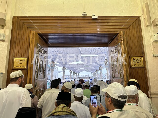 جذب واستقطاب المسلمين من جميع انحاء العالم, المسجد النبوي الشريف في المدينة المنورة بالمملكة العربية السعودية، مكان اسلامي مقدس، خروج المصلين الى المجمع الخارجي، المظلات الإلكترونية في الساحة، معالم دينية إسلامية