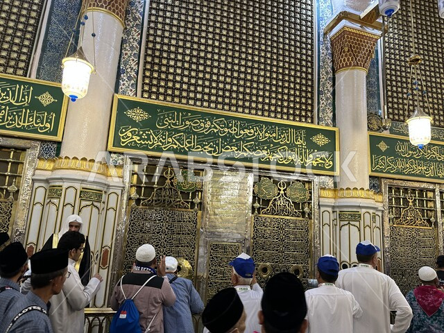 وقوف المصليين امام محراب النبي بالروضة الشريفة, جذب واستقطاب المسلمين من جميع انحاء العالم, المسجد النبوي الشريف في المدينة المنورة بالمملكة العربية السعودية، مكان اسلامي مقدس،الحرم المدني من الداخل, معالم دينية إسلامية