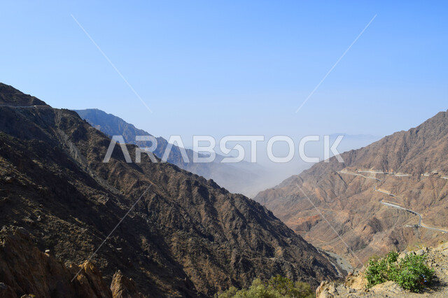 التضاريس والقمم والمرتفعات الجبلية في المملكة العربية السعودية، منظر السماء الزرقاء الصافية نهارا،المرتفعات الجبلية في مدينة حائل، المناظر الطبيعية والاماكن السياحية، جذب واستقطاب السياح من جميع دول العالم