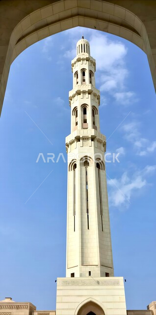 مفهوم العبادة والتقرب الى الله، صورة مقربة لماذنة المسجد الكبير في النهار، الفن الهندسي المعماري على الطراز الاسلامي لمنارات المساجد الاسلامية، دعوة ونداء المسلمين الى الصلاة في سلطنة عمان، اقامة الصلوات على وقتها