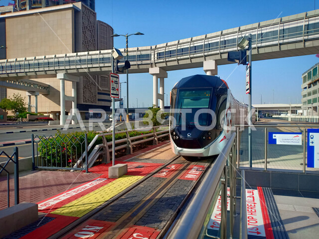 صورة لمترو دبي السريع في النهار ، جمال و روعة تصميم شبكة السكة الحديدية ، وسائل نقل و مواصلات حديثة ، معالم سياحية ،  شبكة سكة الحديد للنقل السريع في مدينة دبي في الإمارات العربية المتحدة