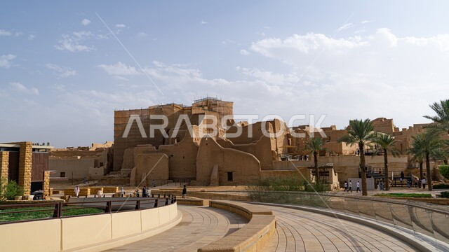 أماكن تراثية سياحية في المملكة العربية السعودية، الفن الهندسي المعماري القديم لأسوار الدرعية القديمة في مدينة الرياض, المباني الأثرية والبيوت الطينية في حي الطريف، معالم أثرية تاريخية شعبية قديمة, يوم التأسيس 92, الاحتفال باليوم الوطني