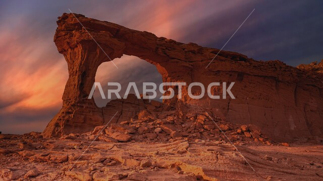 القمم والمرتفعات الجبلية الطبيعية في المناطق الصحراوية، المعالم التاريخية الأثرية القديمة، التكوينات والتشكيلات الصخرية والجبال وسط الطبيعة الرملية عند غروب الشمس، مكان ومنطقة سياحية مشهورة في المملكة العربية السعودية