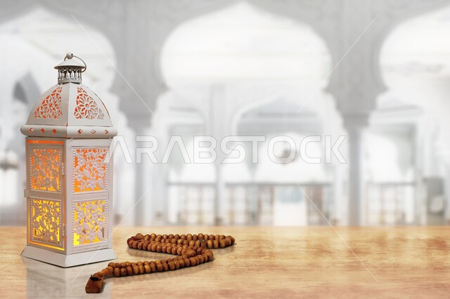 الأجواء الروحانية الرمضانية، المناسبة والعيد الديني الإسلامي، صورة مقربة لفانوس معدني مضيء مع سبحة, ديكور وزينة رمضان المبارك, البهجة بقدوم شهر الخير، تحفة واكسسوار تقليدي متميز