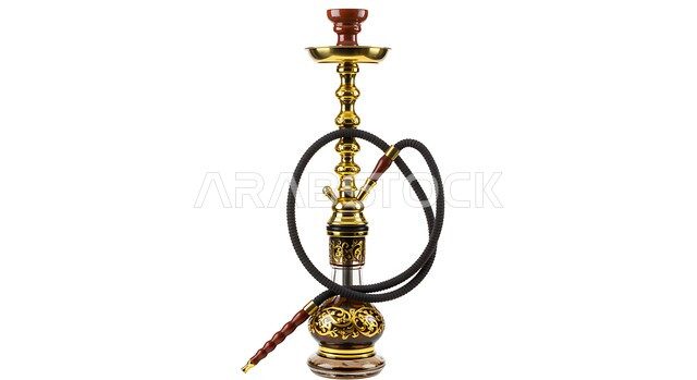 آداة تدخين مضرة بالصحة، أرجيلة تحتوي على خرطوم ووعاء الماء، صورة مقربة لشيشة باللون الأسود والذهبي، خلفية بيضاء