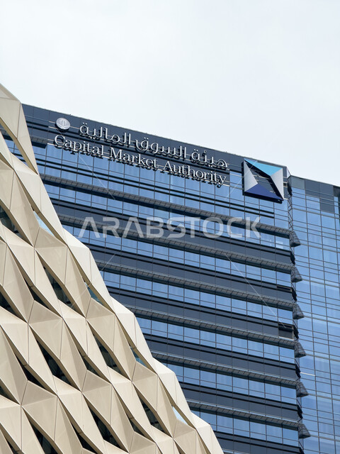 تحقيق النهضة الاقتصادية والتجارية، الفن الهندسي المعماري على الطراز الحديث والمتطور، صورة مقربة لمبنى هيئة السوق المالية في مدينة الملك عبدالله المالية كافد في الرياض، الوجهة الرئيسية للمال والاعمال، النمو والتقدم العمراني لناطحات السحاب في المملكة العربية السعودية