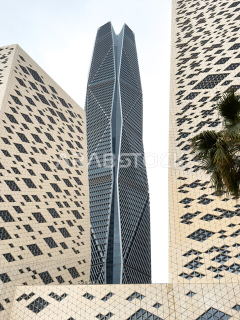 النمو والتقدم العمراني لناطحات السحاب في المملكة العربية السعودية، الفن الهندسي المعماري على الطراز الحديث والمتطور، صورة مقربة لأبراج الملك عبدالله المالية كافد في مدينة الرياض, الوجهة الرئيسية للمال والاعمال, تحقيق النهضة الاقتصادية والتجارية 