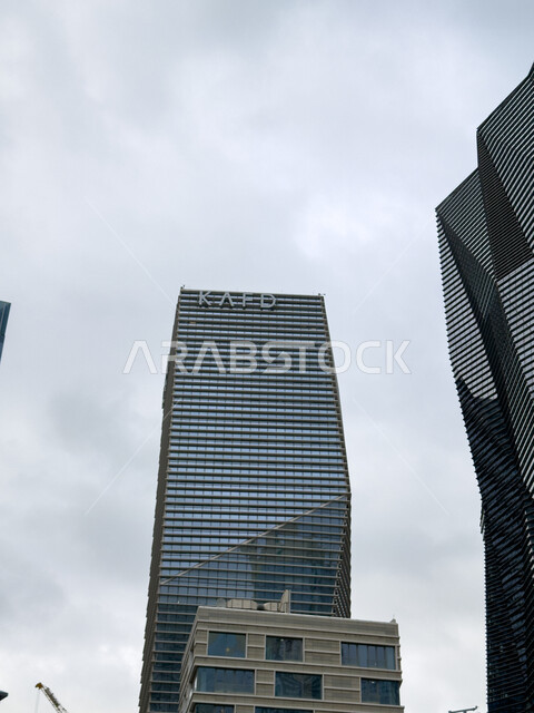 النمو والتقدم العمراني لناطحات السحاب في المملكة العربية السعودية، الفن الهندسي المعماري على الطراز الحديث والمتطور، صورة مقربة لأبراج الملك عبدالله المالية كافد في مدينة الرياض, الوجهة الرئيسية للمال والاعمال, تحقيق النهضة الاقتصادية والتجارية 