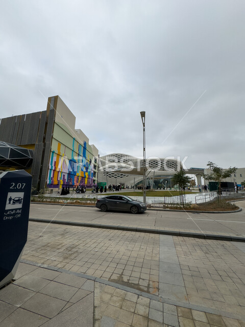 الفن الهندسي المعماري على الطراز الحديث لمحطة مترو الرياض، التطوير والتقدم الحضاري وتحسين البنية التحتيه، محطات المترو والقطار السريع, مركز الملك عبد الله المالي ( كافد )، حركة مرور السيارات في شوارع المملكة العربية السعودية، معلم سياحي مشهور