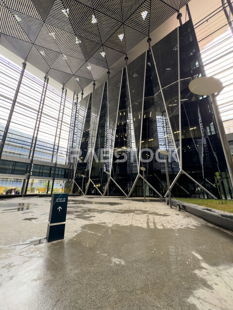 الديكور الداخلي المتميز على الطراز الحديث لأبراج مدينة الملك عبدالله المالية كافد في الرياض، الواجهات الزجاجية الضخمة، الوجهة الرئيسية للمال والاعمال، تحقيق النهضة الاقتصادية والتجارية، النمو والتقدم العمراني لناطحات السحاب في المملكة العربية السعودية