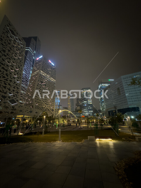 الوجهة الرئيسية للمال والاعمال، الفن الهندسي المعماري على الطراز الحديث والمتطور لأبراج مدينة الملك عبدالله المالية كافد المضيئة ليلا في الرياض، النمو والتقدم العمراني لناطحات السحاب في المملكة العربية السعودية، تحقيق النهضة الاقتصادية والتجارية