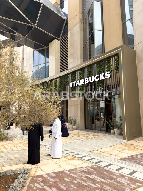 الواجهه الخارجية لمقهى ستاربكس في مدينة الملك عبدالله المالية كافد في الرياض، النمو والتقدم العمراني في المملكة العربية السعودية، تحقيق النهضة الاقتصادية والتجارية، الفن الهندسي المعماري على الطراز الحديث للأبراج وناطحات السحاب، الوجهة الرئيسية للمال والاعمال