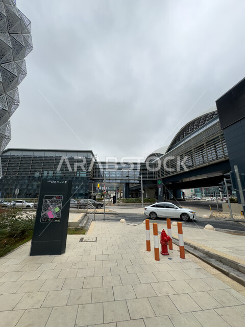 مبنى موقف السيارات لمحطة مترو الرياض, التطوير والتقدم الحضاري وتحسين البنية التحتيه، مركز الملك عبد الله المالي ( كافد ) في المملكة العربية السعودية ، الفن الهندسي المعماري على الطراز الحديث، معلم سياحي مشهور