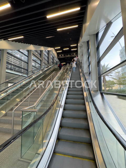 الديكور الداخلي المتميز على الطراز الحديث، صورة مقربة للسلالم الكهربائية في محطة مترو الرياض، محطات المترو والقطار السريع, التطوير والتقدم الحضاري وتحسين البنية التحتيه، مركز الملك عبد الله المالي ( كافد ) في المملكة العربية السعودية، معلم سياحي مشهور