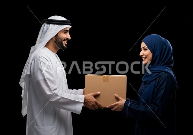 مفهوم التسوق الالكتروني، خدمة الديلفري السريعة والآمنة، خدمات التوصيل السريع في الامارات، بورتريه لرجل عربي خليجي اماراتي يرتدي الكندورة والغترة يقوم بتسليم طرد لسيدة محجبة، الشراء عن طريق الانترنت، حمل صناديق المشتريات، خلفية سوداء