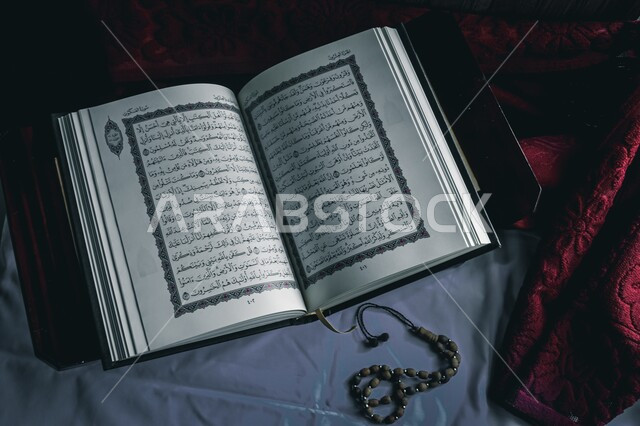 الجو الديني الروحاني, الاجتهاد في الدعاء وطلب المغفرة, الاكثار من الاذكار في شهر رمضان المبارك، التعبد بتلاوة القران وحفظ وتفسير كلامه، صورة مقربة للمصحف الشريف مع سبحة، العبادة والتقرب إلى رب العالمين