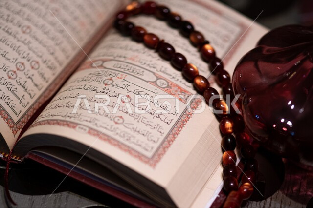 التعبد بتلاوة القران وحفظ وتفسير كلامه، الاجتهاد في الدعاء وطلب المغفرة, الاكثار من الاذكار في شهر رمضان المبارك، صورة مقربة للمصحف الشريف مع سبحة، الجو الديني الروحاني, العبادة والتقرب إلى رب العالمين