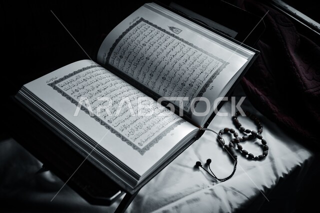 الاجتهاد في الدعاء وطلب المغفرة, الاكثار من الاذكار في شهر رمضان المبارك، التعبد بتلاوة القران وحفظ وتفسير كلامه، صورة مقربة للمصحف الشريف مع سبحة، الجو الديني الروحاني, العبادة والتقرب إلى رب العالمين