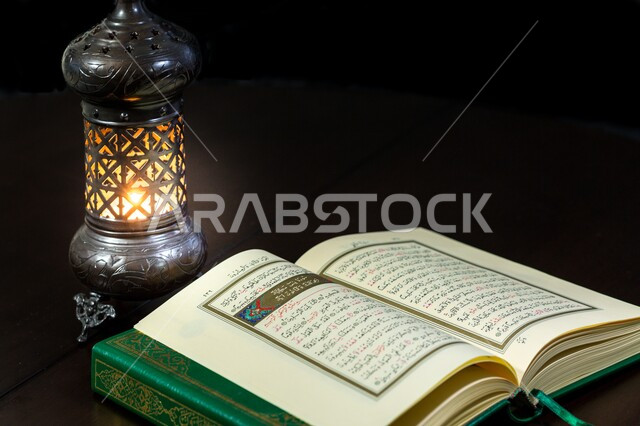 تحفة واكسسوار تقليدي مميز، الجو الديني الروحاني, الاجتهاد في الدعاء وطلب المغفرة في شهر رمضان المبارك، العبادة والتقرب إلى رب العالمين، التعبد بتلاوة القران وحفظ وتفسير كلامه، صورة مقربة للمصحف الشريف مع فانوس معدني مضيء
