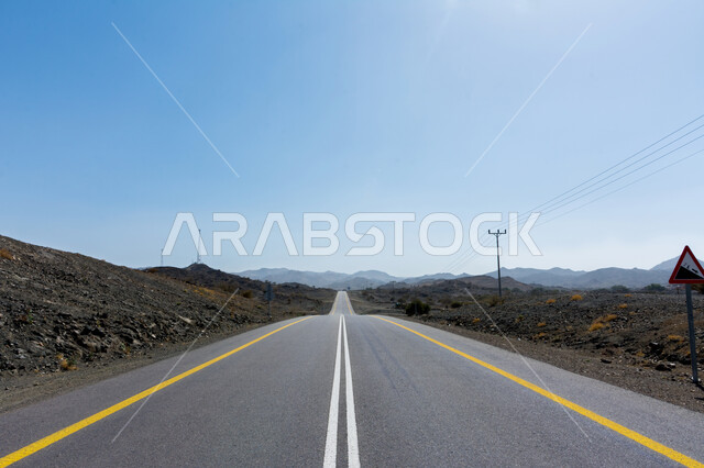 المرتفعات والجبال في المناطق الصحراوية في النهار، طريق اسفلتي بين الكثبان الرملية والتضاريس في الصحاري، الرمال الناعمة في المملكة العربية السعودية، التلال والهضاب في المناطق الجبلية, الشوارع والطرقات المعبدة، خلفية الطبيعة