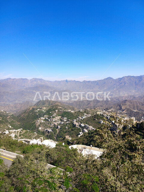 الأشجار والنباتات ومساحات الطبيعة الخضراء، المدرجات الزراعية على السفوح الجبلية، مكان ومنطقة سياحية طبيعية، جبال فيفاء في جازان جنوب المملكة العربية السعودية، القمم والمرتفعات الصخرية في النهار