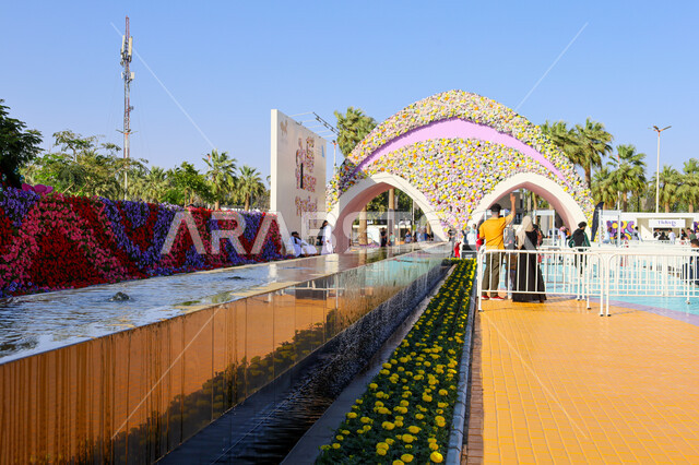 وجهه عائلية ثقافية وترفيهية، التصميم والديكور المتميز في حديقة المناسبات بمدينة ينبع الصناعية في النهار، قدوم الزوار والسائحين للاستمتاع بفعاليات مهرجان الزهور، مهرجان ومعرض طبيعي سياحي في المملكة العربية السعودية، الحفاظ على البيئة والتنمية المستدامة