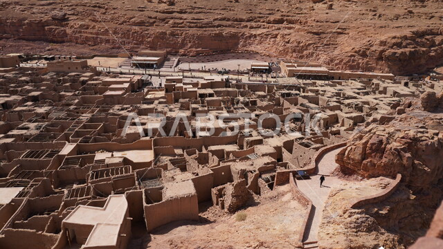 القمم المرتفعات الجبلية، السياحة في مدينة العلا، الفن الهندسي المعماري على الطراز الطيني القديم، البيوت الطينية الشعبية في البلدة القديمة, منطقة سياحية مشهورة في المملكة العربية السعودية، الرمال الناعمة والتضاريس والجبال الصخرية في الصحراء