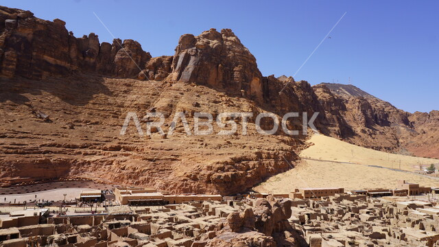 الفن الهندسي المعماري على الطراز الطيني القديم، البيوت الطينية الشعبية في البلدة القديمة, منطقة سياحية مشهورة في المملكة العربية السعودية، السياحة في مدينة العلا، الرمال الناعمة والتضاريس والجبال الصخرية في الصحراء، القمم المرتفعات الجبلية