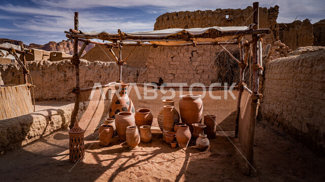 أكشاك بيع الجرات الفخار الشعبية والجرار التراثية في سوق البلدة القديمة، مكان لجذب واستقطاب السياح من أنحاء العالم، منطقة سياحية مشهورة في المملكة العربية السعودية، الاماكن التاريخية الأثرية, السياحة في مدينة العلا, منتج محلي وطني