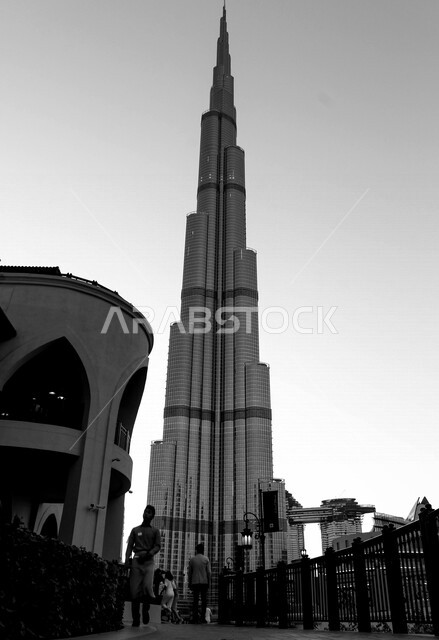 صورة بانوراما غير ملونة لأبراج دبي في دولة الإمارات العربية المتحدة ، السياحة في دبي ، جمال المعالم السياحية في الإمارات ، الابراج الشاهقة وناطحات السحاب بالإمارات ، برج خليفة أطول برج في العالم في الإمارات ، برج خليفة في دبي