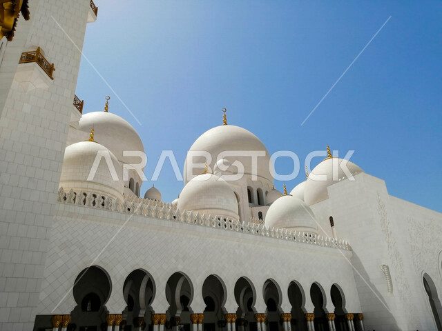 صورة جمالية في وقت النهار لمسجد الشيخ زايد بن سلطان آل نهيان ( المسجد الكبير ) في إمارة أبوظبي ، تحفة معمارية رائعة  ، جمال المعالم الإسلامية في الإمارات العربية المتحدة