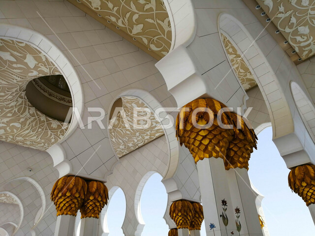 صورة جمالية للتصميم الداخلي للمسجد الكبير في إمارة أبوظبي ، روعة الفن الإسلامي و المعماري على الأعمدة ، تحفة معمارية رائعة  ، جمال المعالم الإسلامية في الإمارات العربية المتحدة