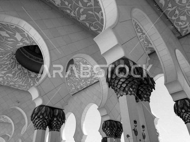 صورة جمالية بالأبيض و الأسود للتصميم الداخلي للمسجد الكبير في إمارة أبوظبي ، روعة الفن الإسلامي و المعماري على الأعمدة ، تحفة معمارية رائعة  ، جمال المعالم الإسلامية في الإمارات العربية المتحدة