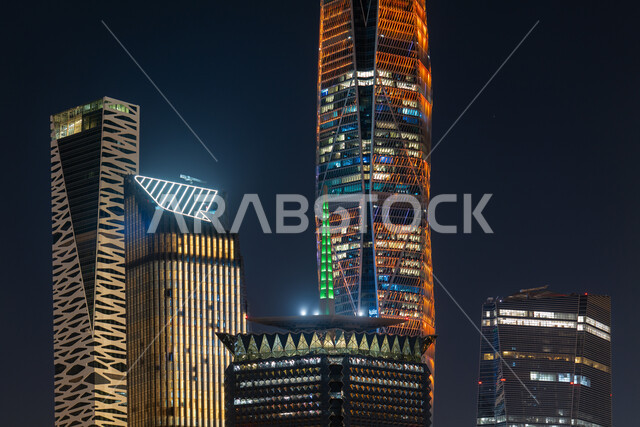 النمو والتقدم العمراني لناطحات السحاب في المملكة العربية السعودية، الفن الهندسي المعماري على الطراز الحديث والمتطور لأبراج مدينة الملك عبد الله المالية كافد المضيئة ليلا في الرياض، الوجهة الرئيسية للمال والاعمال، تحقيق النهضة الاقتصادية والتجارية