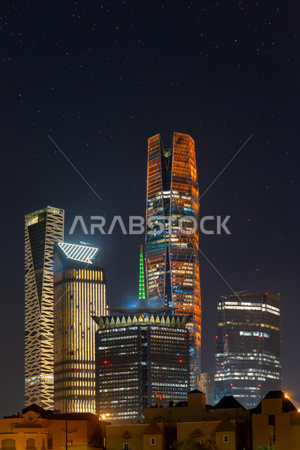 الفن الهندسي المعماري على الطراز الحديث والمتطور لأبراج مدينة الملك عبد الله المالية كافد المضيئة ليلا في الرياض، النمو والتقدم العمراني لناطحات السحاب في المملكة العربية السعودية، الوجهة الرئيسية للمال والاعمال، تحقيق النهضة الاقتصادية والتجارية