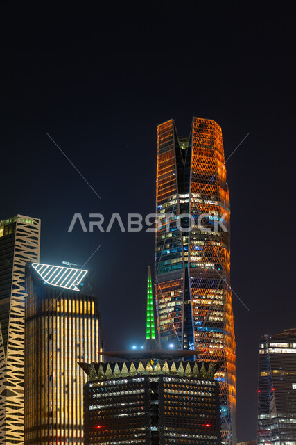 الوجهة الرئيسية للمال والاعمال، الفن الهندسي المعماري على الطراز الحديث والمتطور لأبراج مدينة الملك عبد الله المالية كافد المضيئة ليلا في الرياض، النمو والتقدم العمراني لناطحات السحاب في المملكة العربية السعودية، تحقيق النهضة الاقتصادية والتجارية