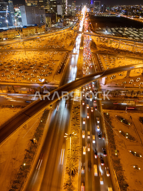 حركة سير السيارات في ميدان الرباط في الليل، الفن الهندسي المعماري للأبراج وناطحات السحاب، النمو والتقدم العمراني في حي الملك عبد الله المالي في الرياض، تقاطع طريقي الملك فهد والدائري الشمالي في العاصمة، الطرق والشوارع المشهورة في المملكة العربية السعودية