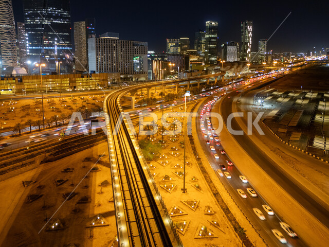 الفن الهندسي المعماري للأبراج وناطحات السحاب، النمو والتقدم العمراني في حي الملك عبد الله المالي في الرياض، تقاطع طريقي الملك فهد والدائري الشمالي في العاصمة، حركة سير السيارات في ميدان الرباط في الليل، الطرق والشوارع المشهورة في المملكة العربية السعودية