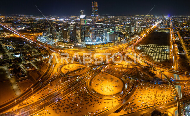 النمو والتقدم العمراني في حي الملك عبد الله المالي في الرياض، الفن الهندسي المعماري للأبراج وناطحات السحاب، تقاطع طريقي الملك فهد والدائري الشمالي في العاصمة، حركة سير السيارات في ميدان الرباط في الليل، الطرق والشوارع المشهورة في المملكة العربية السعودية