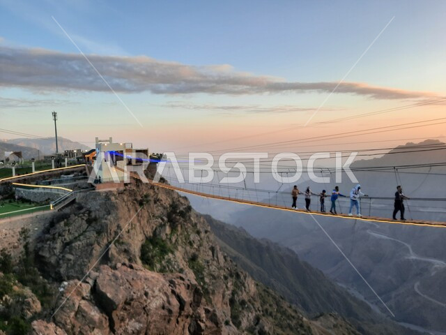 التشكيل والتكوين الصخري للجبل في المملكة العربية السعودية، منظر طبيعي متميز للقمة والمرتفع الجبلي، المنتزهات والحدائق العامة، فعالية السير على الجسر الخشبي المعلق في حديقة الأمير حسام في محافظة الباحة، معلم سياحي مشهور، مكان جذب واستقطاب السائحين