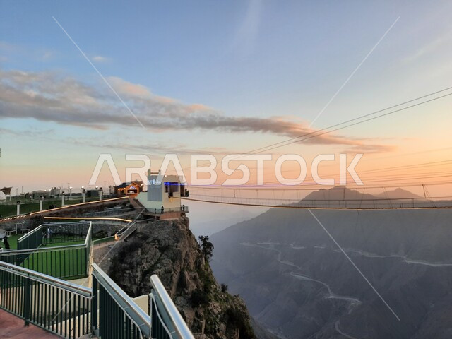 التشكيل والتكوين الصخري للجبل في المملكة العربية السعودية، منظر طبيعي متميز للقمة والمرتفع الجبلي وقت الغروب، المنتزهات والحدائق العامة، الجسر الخشبي المعلق في حديقة الأمير حسام في محافظة الباحة، معلم سياحي مشهور، مكان جذب واستقطاب السائحين