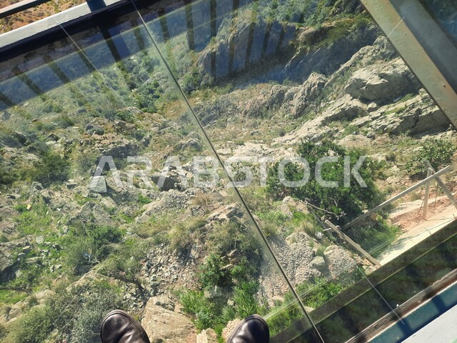 التشكيل والتكوين الصخري للجبل في المملكة العربية السعودية، صورة مقربة للجسر الزجاجي في حديقة الأمير حسام في محافظة الباحة، منظر طبيعي متميز، المنتزهات والحدائق العامة، معلم سياحي مشهور، مكان جذب واستقطاب السائحين