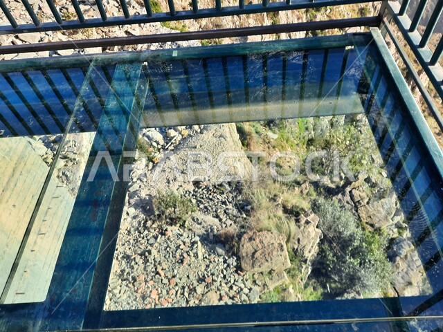 التشكيل والتكوين الصخري للجبل في المملكة العربية السعودية، صورة مقربة للجسر الزجاجي في حديقة الأمير حسام في محافظة الباحة، منظر طبيعي متميز، المنتزهات والحدائق العامة، معلم سياحي مشهور، مكان جذب واستقطاب السائحين