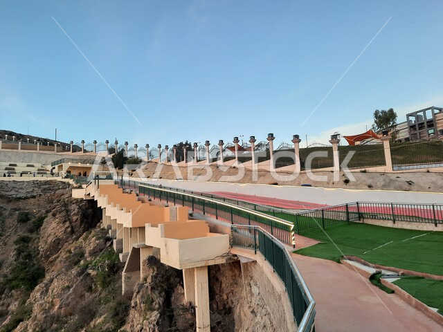 التشكيل والتكوين الصخري للجبل في المملكة العربية السعودية، المنتزهات والحدائق العامة، ممر للتجول والتنزه في حديقة الأمير حسام في محافظة الباحة، معلم سياحي مشهور، مكان جذب واستقطاب السائحين، منظر طبيعي متميز في المنتزه