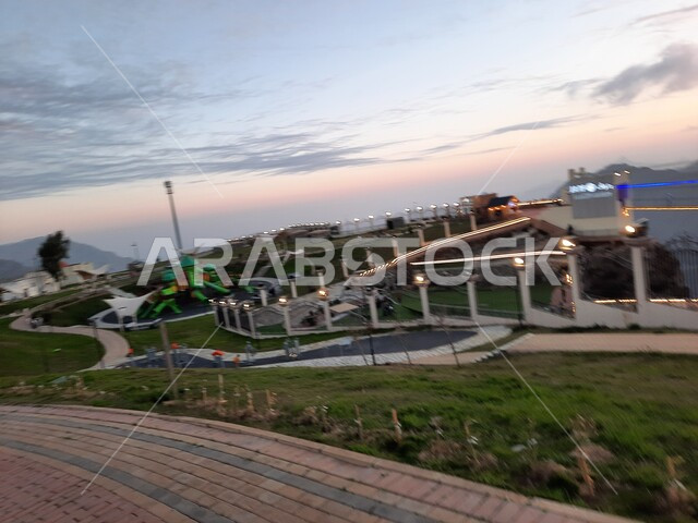 ممر للتنزه والتجول في الحدائق العامة، حديقة الامير حسام في محافظة الباحة، الاهتمام بالتشجير وزراعة النباتات الخضراء في المنتزه الترفيهي، مكان ومعلم سياحي مشهور، منظر طبيعي متميز في المملكة العربية السعودية